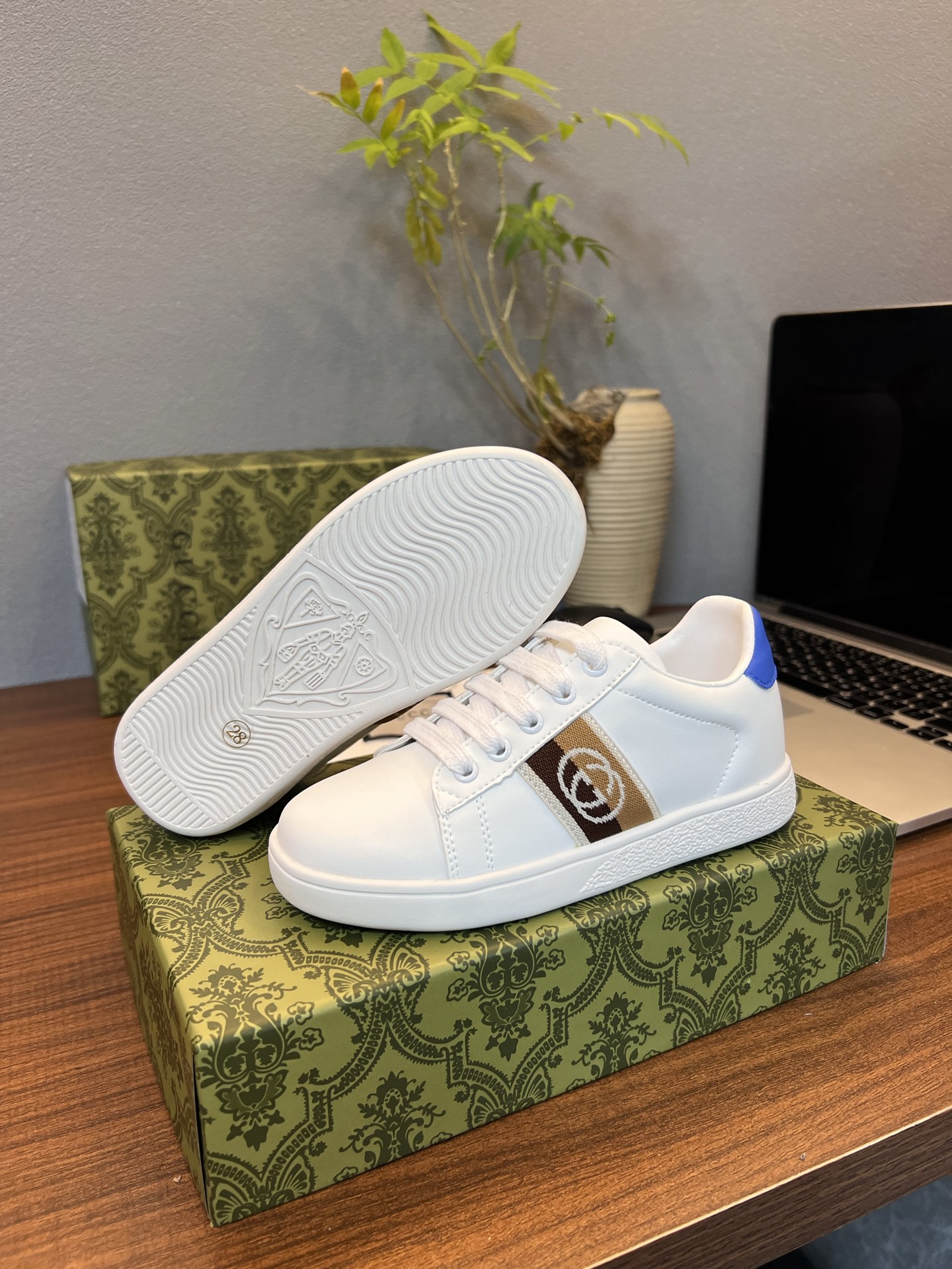 Children's shoes child
